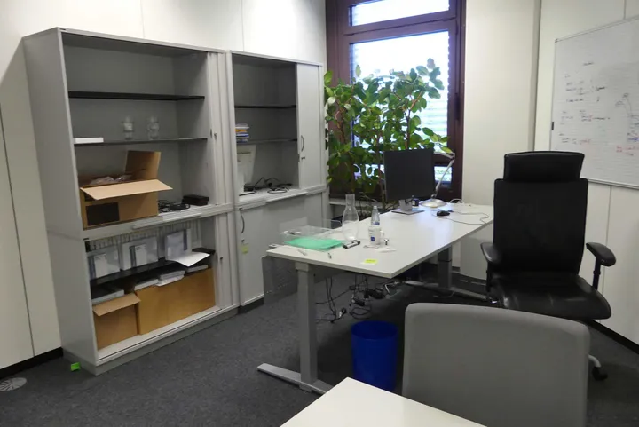 Rauminhalt mit 1x Schreibtisch, elektrisch höhenverstellbar